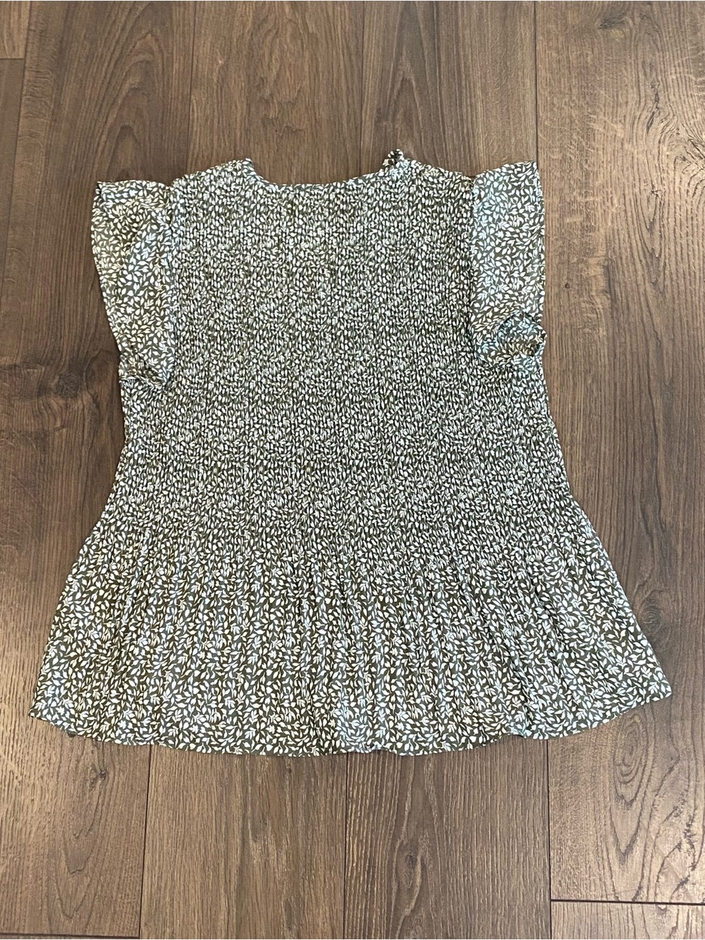 NWT Adrianna Papell Olive Green and White V-Neck Smocked Peplum Top - Picture 6 of 8